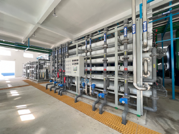 東營(yíng)100T/H雙級(jí)反滲透+EDI設(shè)備安裝完成