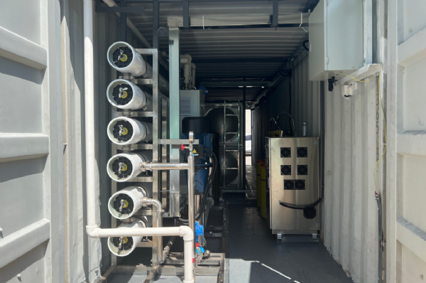 集裝箱式移動(dòng)水處理設(shè)備裝車(chē)發(fā)往烏干達(dá)